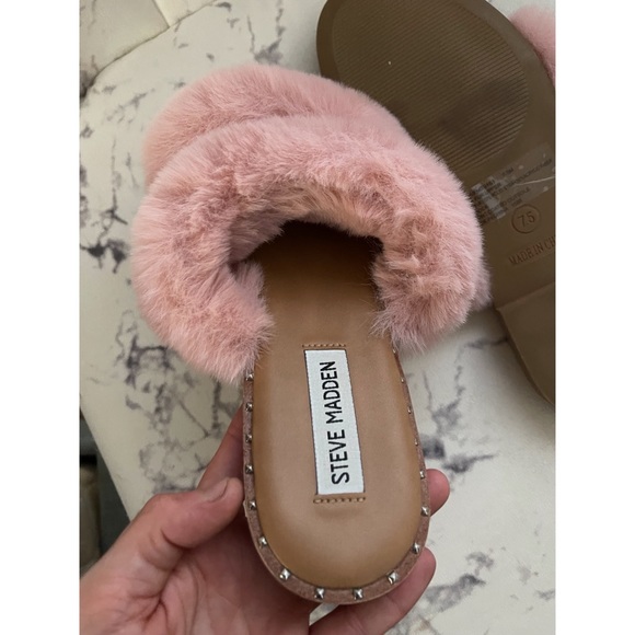 Steve Madden fuzzy slides 7.5 - Picture 5 of 6